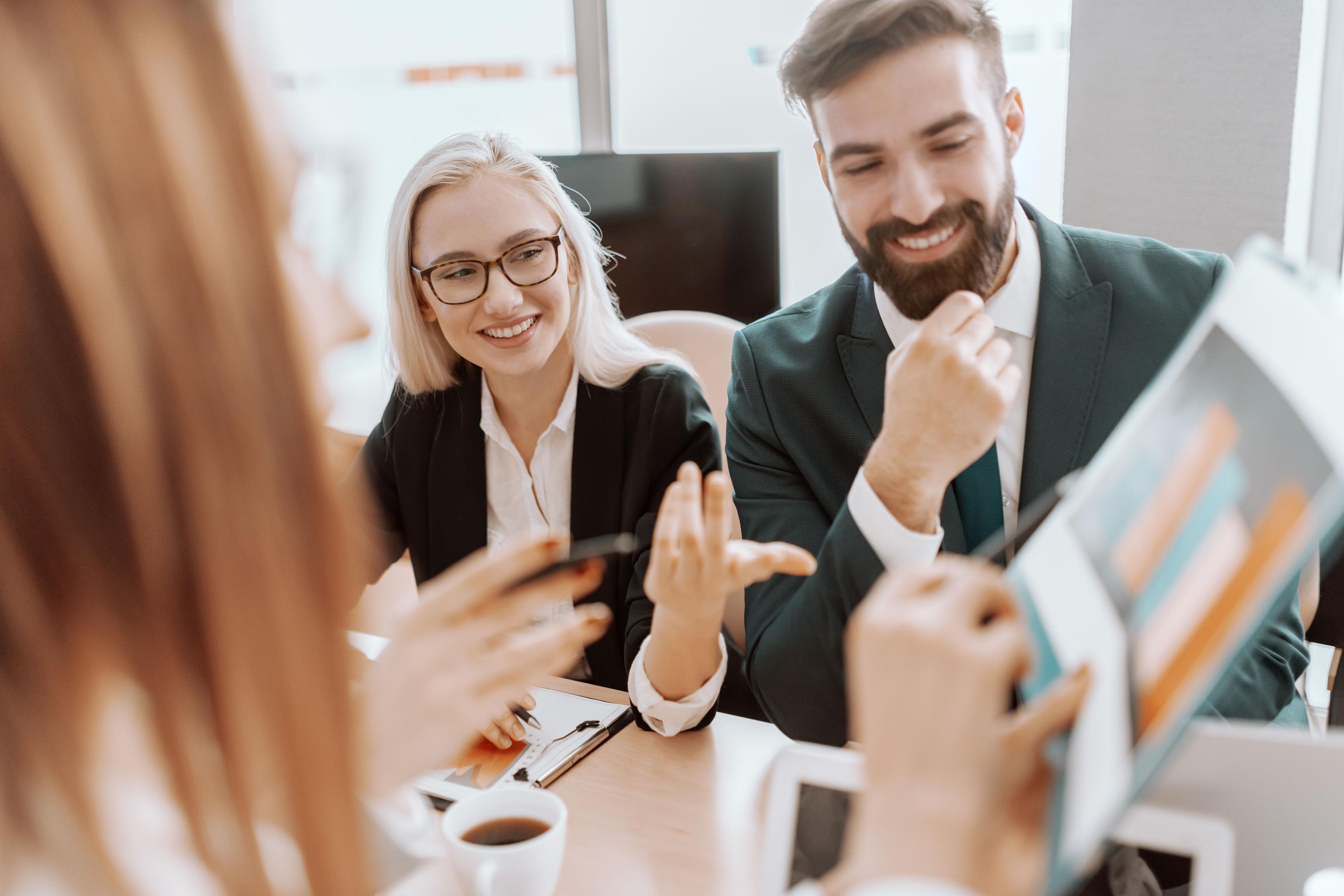 Drei Personen im Analysegespräch zu Statistiken und Auswertungen im Kontext von Controlling und Warenwirtschaftssystem im Einzelhandel.